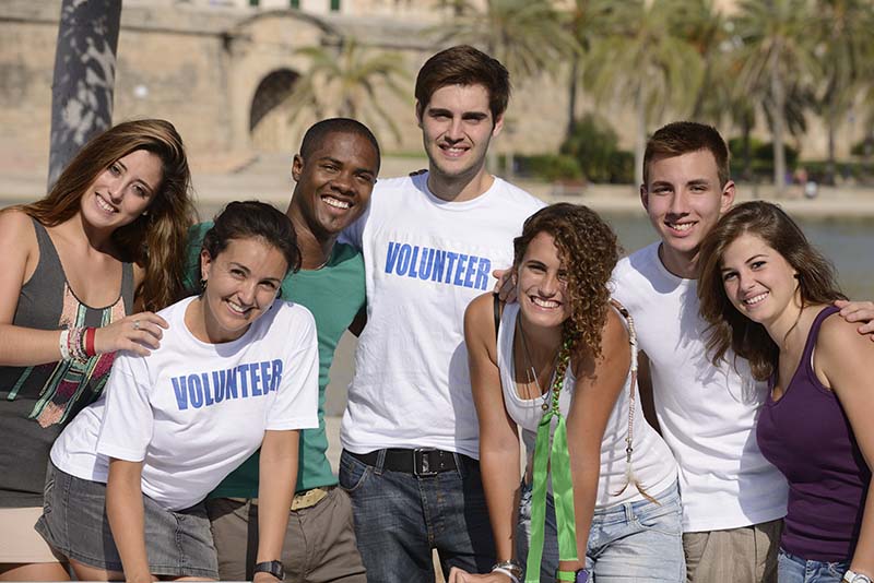 Young entrepreneurs volunteering